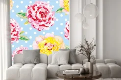 Naklejka: Różowe i żółte piwonie na jasnoniebieskim polka dot tle. akwarela