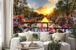 Naklejka: Rowery i kwiaty na moście o wschodzie słońca w amsterdamie