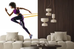 Naklejka: Silna dziewczyna w sylwetce za pomocą zespołu oporu. fotografia