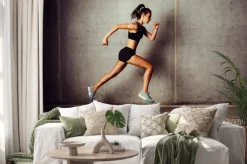 Naklejka: Slim atrakcyjna sportsmenka uruchomiony przed betonowym murem