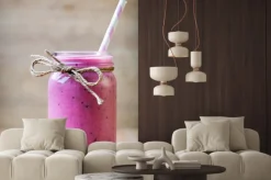 Naklejka: Smoothie, różowy sok na szarym tle.