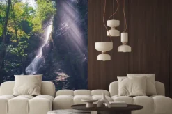 Naklejka: Słońce oświetlające leśny wodospad