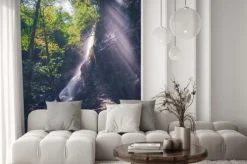 Naklejka: Słońce oświetlające leśny wodospad