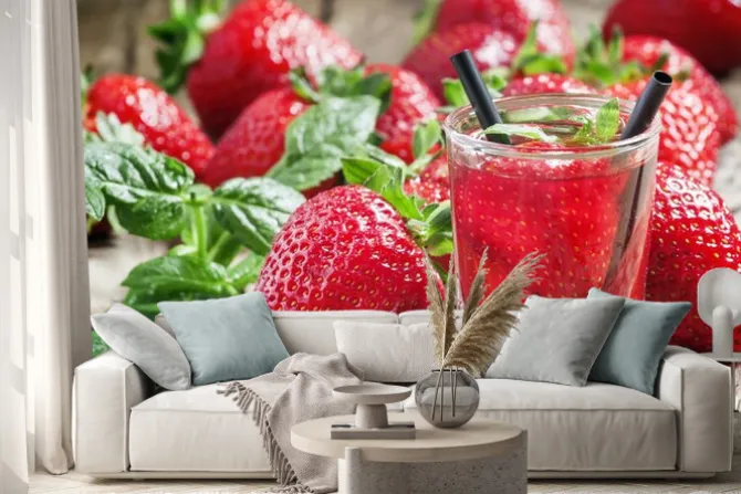 Naklejka: Sok z truskawek i świeże owoce z miętą, selektywnym focus