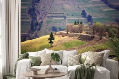 Naklejka: Słoneczny wiosna w górskiej miejscowości. pól i wzgórz