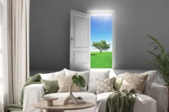 Naklejka: Stanza porta aperta campo su albero