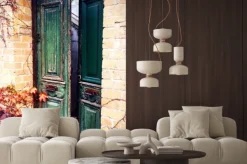 Naklejka: Stare drewniane drzwi w ceglanym domu