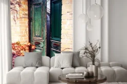 Naklejka: Stare drewniane drzwi w ceglanym domu