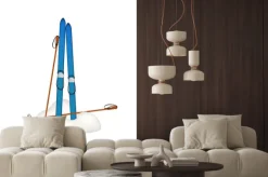 Naklejka: Stare drewniane narty i stare kijki stojących w śniegu