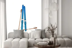 Naklejka: Stare drewniane narty i stare kijki stojących w śniegu