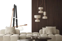 Naklejka: Stare drewniane narty i stare kijki stojących w śniegu