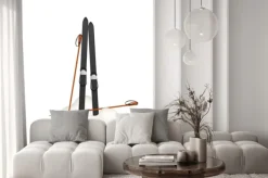 Naklejka: Stare drewniane narty i stare kijki stojących w śniegu