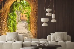 Naklejka: Stare uliczki średniowiecznego miasta toskanii zieleni.