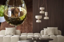 Naklejka: Stary drewniany stół z białego wina