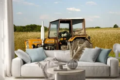 Naklejka: Stary traktor pracujący na wiejskim polu