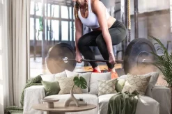 Naklejka: Strzał sprawności fizycznej kobieta w gym z barbell