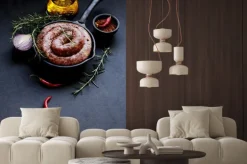 Naklejka: Surowe kiełbasy wołowiny na patelni żeliwnej, selektywnym focus