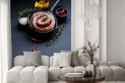 Naklejka: Surowe kiełbasy wołowiny na patelni żeliwnej, selektywnym focus