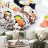 Naklejka: Sushi z łososia, awokado, ryż w wodorostów podawane z wasabi