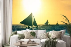 Naklejka: Sylwetka typowych łodzi żaglowych o zachodzie słońca w wyspie