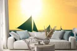 Naklejka: Sylwetka typowych łodzi żaglowych o zachodzie słońca w wyspie