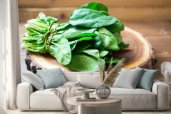 Naklejka: Szpinak liście na drewnianym kole