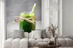 Naklejka: Szpinak smoothie, na szarym tle.