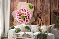 Naklejka: Szynka kiełbasa na tle drewniane