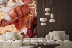 Naklejka: Szynka, orzechy, krakersy i winogron na białym tle drewnianych