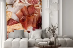 Naklejka: Szynka, orzechy, krakersy i winogron na białym tle drewnianych