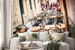 Naklejka: Taras restauracji na starym mieście w dubrowniku, w wąskich uliczkach