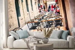 Naklejka: Taras restauracji na starym mieście w dubrowniku, w wąskich uliczkach