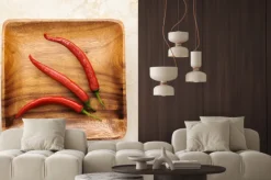 Naklejka: Trzy słodkie red hot chili na tle drewna