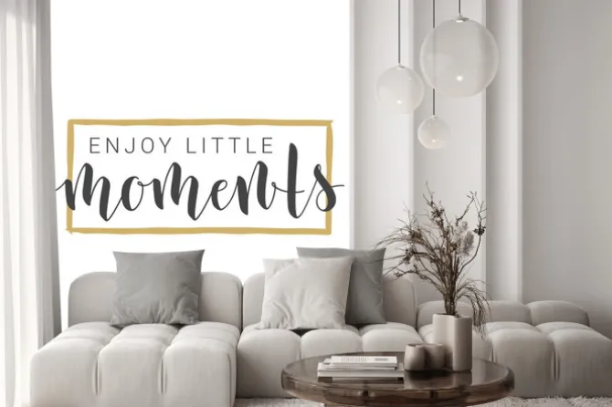 Naklejka: Vector illustration. handwritten lettering of enjoy little moments.