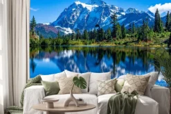 Naklejka: Widok gór z odbiciem w spokojnym jeziorze