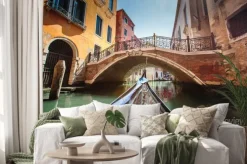 Naklejka: Widok z gondoli podczas jazdy po kanałach wenecji í