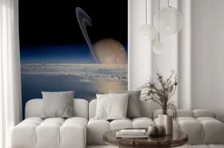 Naklejka: Widok z satelity na orbicie wokół otoczonej pierścieniami planety.