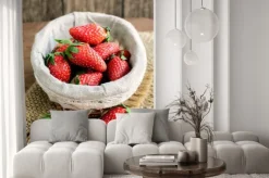 Naklejka: Świeże truskawki na wiejskim drewnianym stole
