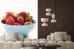Naklejka: Świeże truskawki w niebieskiej miski ceramiczne na białym tle