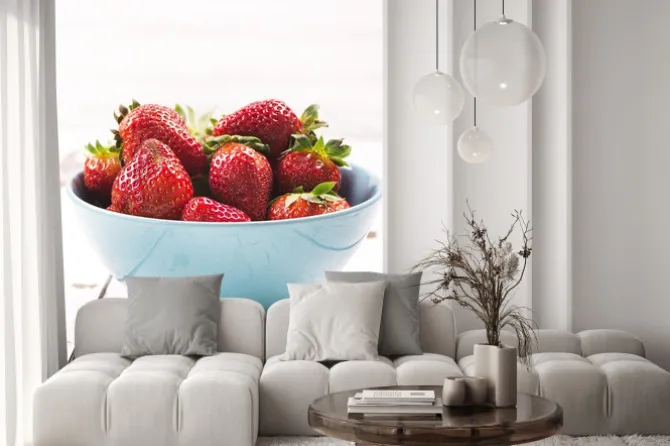 Naklejka: Świeże truskawki w niebieskiej miski ceramiczne na białym tle