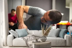 Naklejka: Young man podnoszenia hantle i kettlebell w centrum fitness