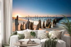 Naklejka: Zachód słońca na plaży nad morzem bałtyckim i stary drewniany