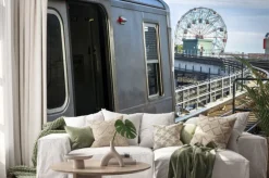 Naklejka: Zatrzymano pociąg na wzniesieniu z widokiem na stacji metra coney