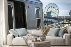 Naklejka: Zatrzymano pociąg na wzniesieniu z widokiem na stacji metra coney