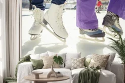 Naklejka: Zbliżenie buty figurowe łyżwy na lodowisko na świeżym powietrzu