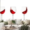 Naklejka: Zestaw kieliszków z odpryskami wina na białym powrotem