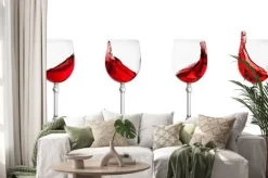 Naklejka: Zestaw kieliszków z odpryskami wina na białym powrotem