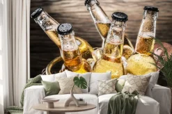 Naklejka: Zimne piwo w butelkach z miedzianego wiadra.