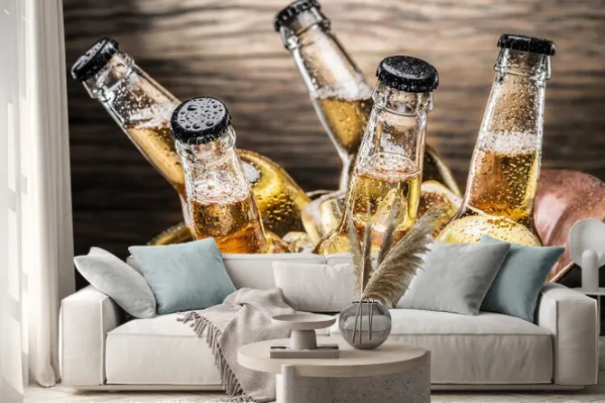 Naklejka: Zimne piwo w butelkach z miedzianego wiadra.