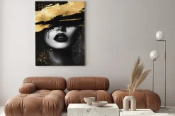 Obraz: Abstrakcyjny portret kobiety z czarnymi ustami i złotymi detalami
